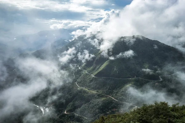 Pasmo górskie punktu widzenia najwyższy na mgłę w tramwaj Ton Pass — Zdjęcie stockowe