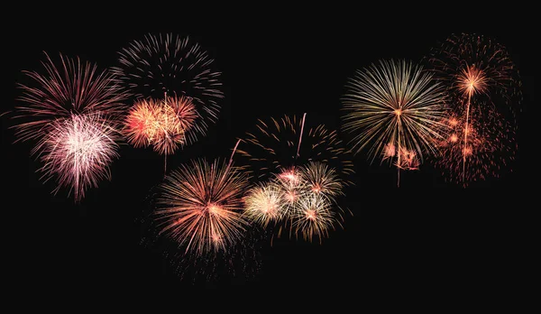 Explosão de fogos de artifício coloridos no fundo — Fotografia de Stock
