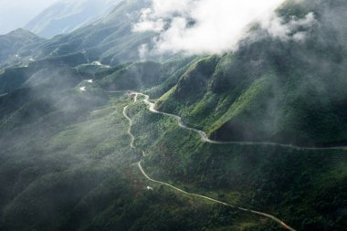 Valley sisli ile zorlu eğri yol
