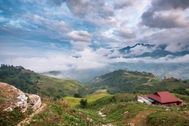 Akşam saatlerinde teraslı pirinç alan Vadisi siste bakış açısı