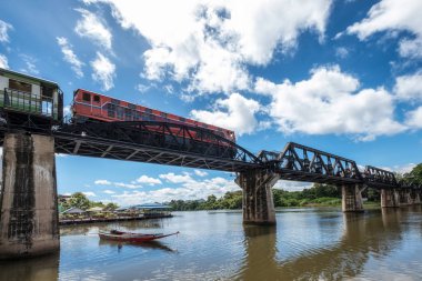 Histotic River Kwai Köprüsü demiryoluna çalışan düşük açılı tren