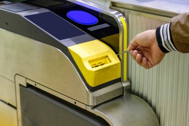 Adam el girişte bilet metro kartı takma