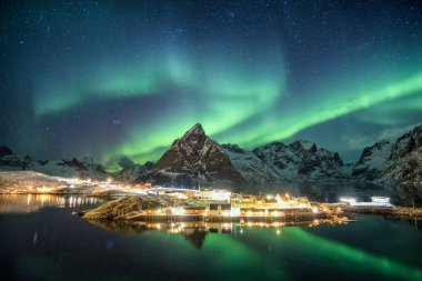 Aurora borealis İskandinav Köyü parlayan içinde Dağları üzerinde