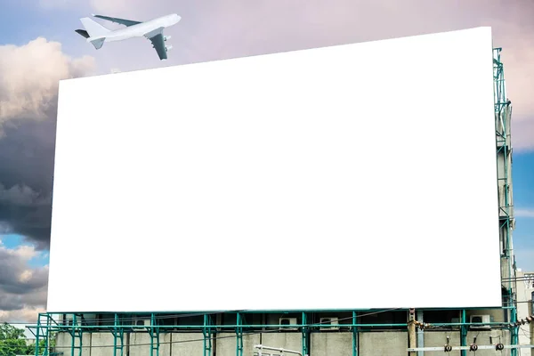 Μεγάλη πινακίδα λευκό κενό και αεροπλάνο στον ουρανό — Φωτογραφία Αρχείου