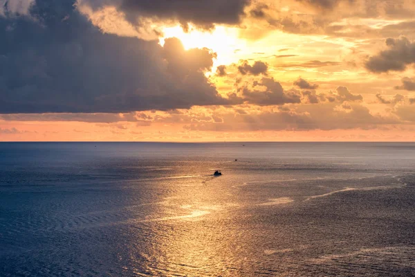 Belle mer dorée avec la lumière du soleil briller au coucher du soleil — Photo
