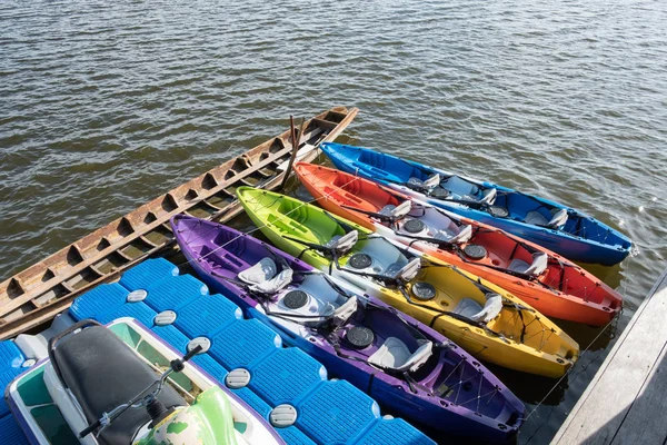 Coloridos kayaks amarrados en el río — Foto de Stock