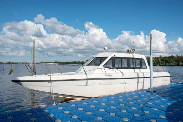 Yacht bianco ancorato nel fiume al molo — Foto Stock