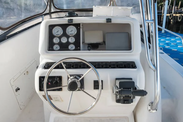 Pannello di controllo yacht bianco con volante — Foto Stock