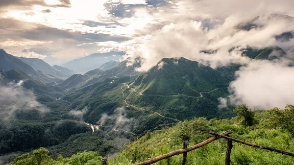 Mirador de montaña fantástica en niebla con carretera — Foto de Stock