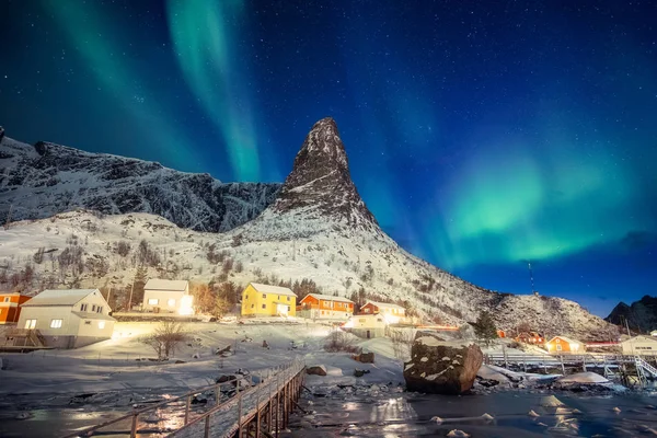 Colorido aldeia escandinava com luzes do norte sobre pico mou — Fotografia de Stock