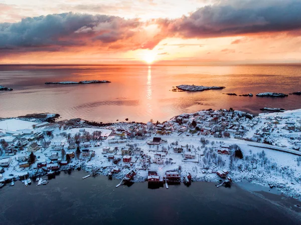 Widok z lotu ptaka rybackiej wioski nad morzem w zimie o wschodzie słońca — Zdjęcie stockowe