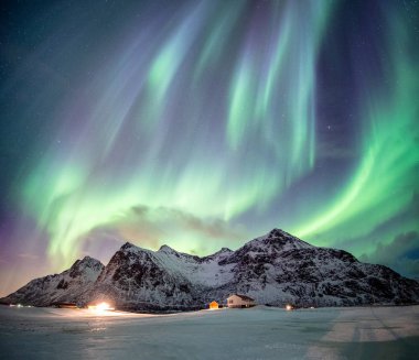 Yıldızlı kar dağ üzerinde dans ile fantastik Aurora borealis