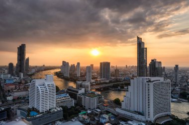 Gökdelen günbatımı Bang içinde Chao Phraya Nehri ile Cityscape