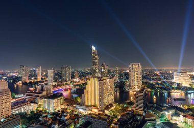 New Chao Phraya Nehri ile şehir altın hafif binalar