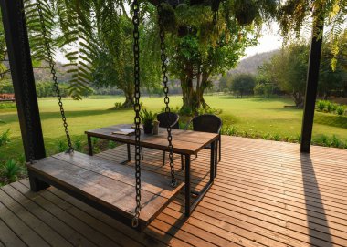 Tablo üzerinde veranda ile ahşap sandalye