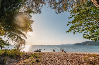 Sahil şeridi üzerinde ahşap tekne ile sahilde ağaç kemer