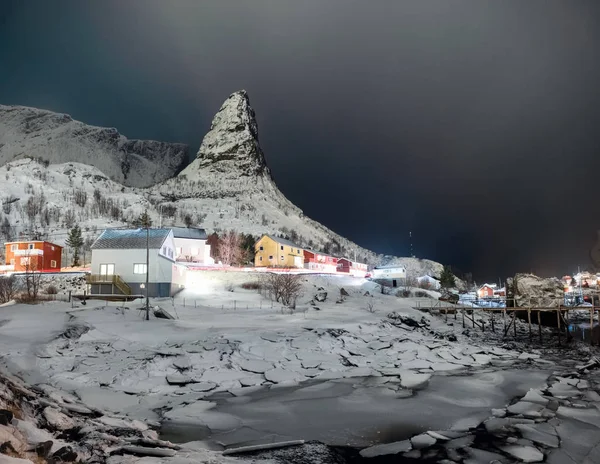 雪山在渔村与冰川在晚上 — 图库照片