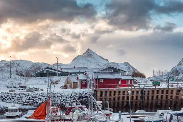Pueblo escandinavo con barco pesquero y montaña de nieve en coas —  Fotos de Stock
