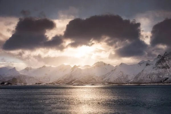 Cordillera de nieve con nublado y la luz del sol que brilla en la costa —  Fotos de Stock
