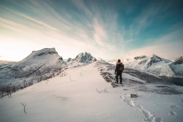 雪に覆われた山の頂上に立っている登山家します。 — ストック写真