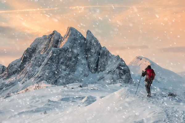 背包客登山者在雪山上徒步旅行与雄伟的山 w — 图库照片