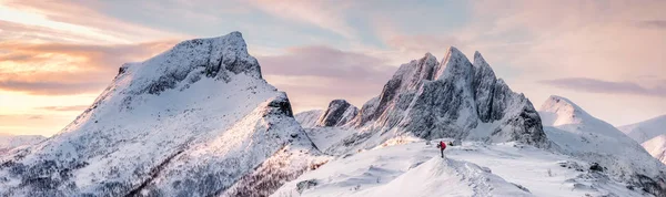 Πανόραμα των βουνών απότομη κορυφή με σκεπαστή χιόνι και mountaine — Φωτογραφία Αρχείου