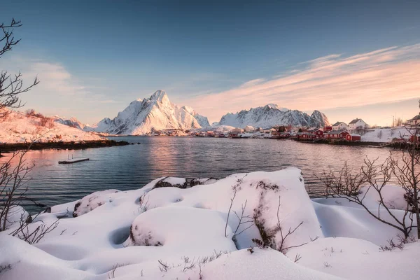 Villaggio scandinavo con cumulo di neve sulla costa all'alba — Foto Stock