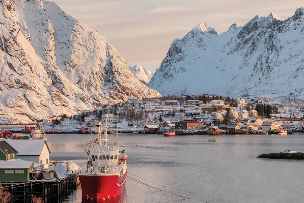 Barco de pesca no cais com aldeia escandinava na ilha Lofoten — Fotografia de Stock