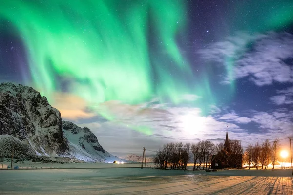 Aurora borealis (βόρειο σέλας) με αστέρια πάνω από το χριστιανικό chur — Φωτογραφία Αρχείου