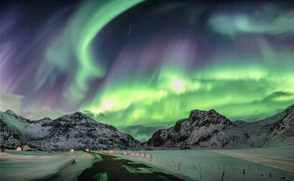 Aurora boreal, Luces boreales sobre cordillera de nieve —  Fotos de Stock