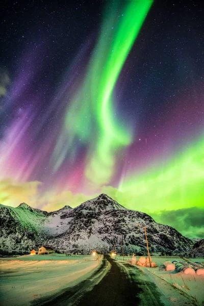 Aurora Borealis (luzes do norte) explosão sobre montanhas e r — Fotografia de Stock