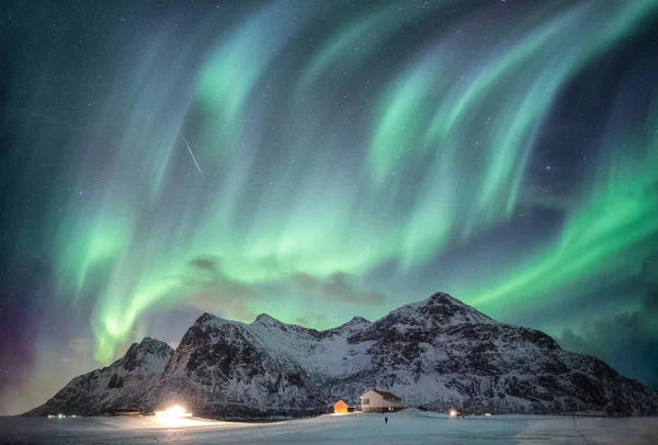 Aurora boreal com estrelado sobre a cordilheira de neve com illumi — Fotografia de Stock