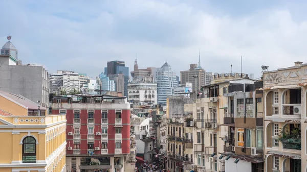 Antiguos edificios abarrotados de atracciones ciudad con rascacielos en — Foto de Stock