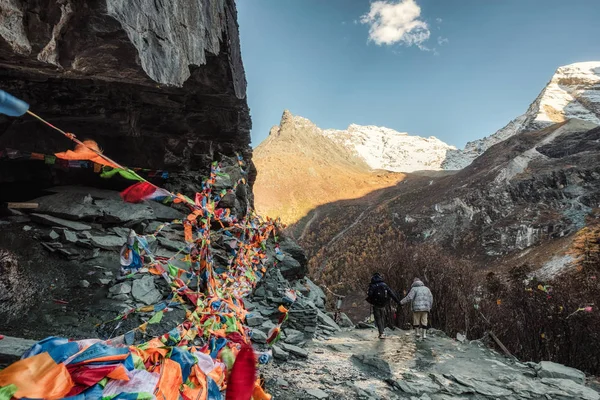 Bunte Fahnen Gebet weht auf Schnee heiligen Gebirgszug — Stockfoto