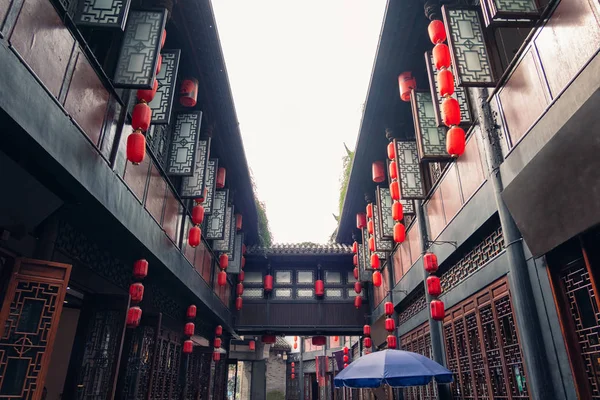 Ancienne ruelle chinoise avec lanternes rouges et fenêtres en bois en tr — Photo