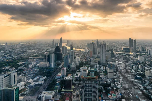 Sunset on Crowded building with Chao Phraya river at Bangkok cit — Stock Photo, Image
