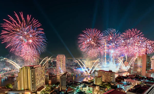 Празднование Нового года с красочными фейерверками на Чао Пхра — стоковое фото