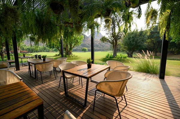 Tablo üzerinde veranda ile ahşap sandalye