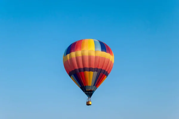 Farverige varmluftsballoner flyver i blå himmel - Stock-foto