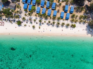 Zümrüt deniz ve ada beyaz plaj