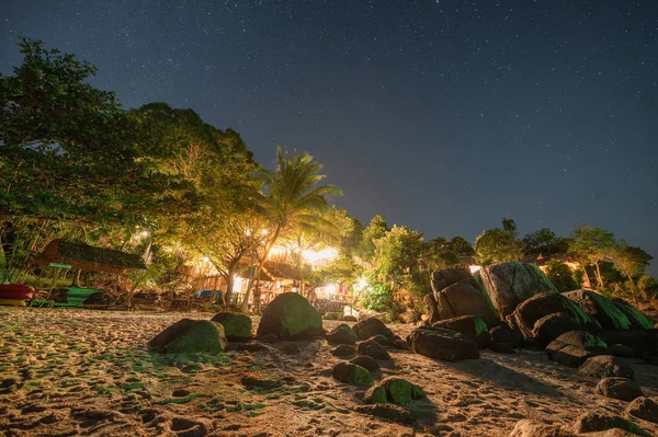 Iluminação resort na praia com estrelas — Fotografia de Stock