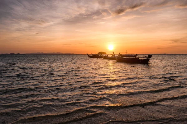 Bateaux à longue queue en bois sur la mer tropicale au lever du soleil matin — Photo