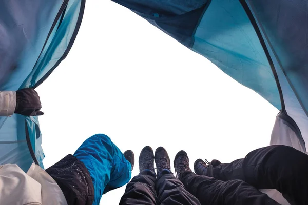 Группа альпинистов в палатке на заднем плане — стоковое фото