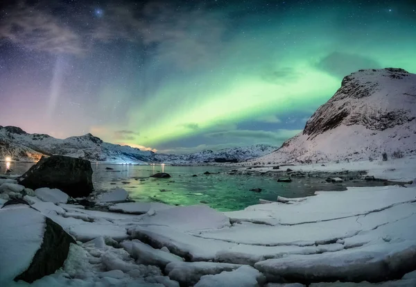 Explosão de luzes do norte na cordilheira nevada — Fotografia de Stock