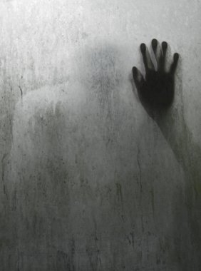 Yarı saydam ayna arkasında el kişi gölge