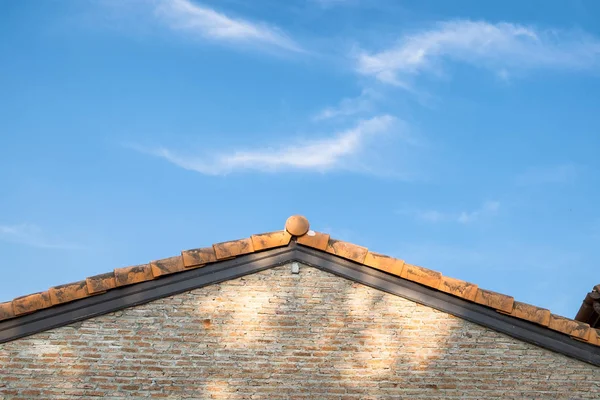 건축 벽돌 빈티지 게 이블과 하늘 — 스톡 사진