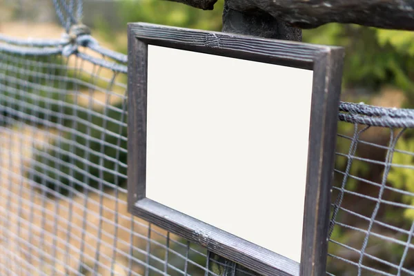 Señalización de advertencia en blanco de madera — Foto de Stock