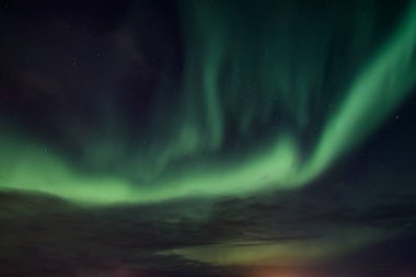 Aurora borealis, Kuzey ışıkları gökyüzünde dans