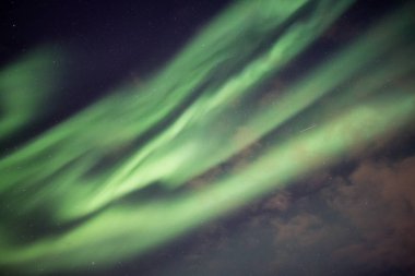 Güzel yeşil Kuzey ışıkları Aurora borealis patlama ile 