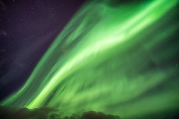Aurora Boreal (auroras boreales) explosión con estrellas en la noche —  Fotos de Stock